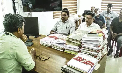 പൊ​ളി​ച്ച റോ​ഡി​ന്റെ പു​ന​ർ​നി​ർ​മാ​ണം വൈ​കി ദു​രി​ത​ത്തി​ലാ​യി വ്യാ​പാ​രി​ക​ൾ