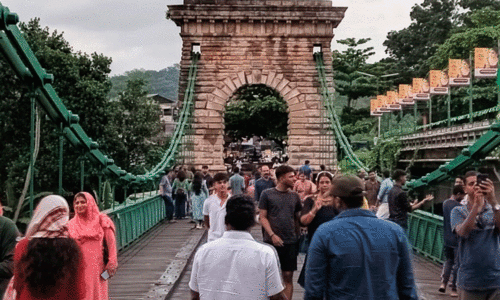 തൂക്കുപാലത്തിൽ സഞ്ചാരികൾക്ക് നിയന്ത്രണം ഏർപ്പെടുത്തും