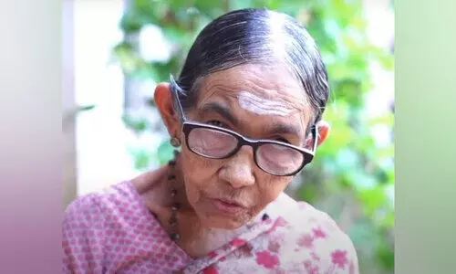 നടന്നു നടന്നൊരു മുത്തശ്ശി ടീച്ചർ