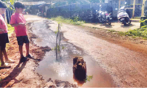 ഈ ​പാ​ഴാ​കു​ന്ന​ത് കു​ടി​വെ​ള്ള​മാ​ണ്