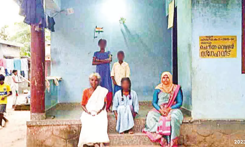 പൊ​തു​പ്ര​വ​ർ​ത്ത​ക​രു​ടെ ഇ​ട​പെ​ട​ൽ തു​ണ​യാ​യി; വെ​ള്ള​ന്റെ വീ​ട്ടി​ൽ വൈ​ദ്യു​തി ക​ണ​ക്ഷ​ൻ പു​നഃ​സ്ഥാ​പി​ച്ചു