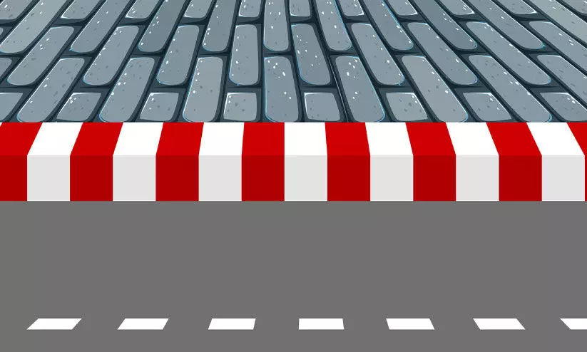 കാ​ൽ​ന​ട​ക്കാ​രെ വ​ല​ക്കു​ന്ന ന​ഗ​ര​പാ​ത​ക​ൾ