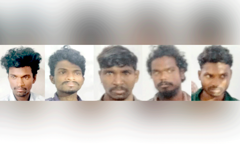 സ്വകാര്യ ബസിൽ ആക്രമണം  ര​ണ്ടു​പേ​ർ​ക്ക് വെ​ട്ടേ​റ്റു;  അ​ഞ്ചു പേ​ർ അ​റ​സ്റ്റി​ൽ