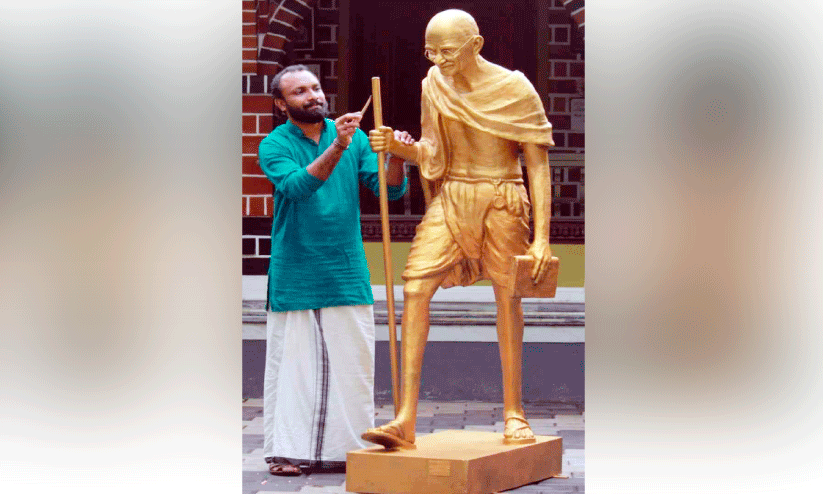 പടിഞ്ഞാർ അംബിക സ്കൂളിൽ ഗാന്ധിജിയുടെ ശിൽപം ഒരുങ്ങുന്നു പടിഞ്ഞാർ അംബിക സ്കൂളിൽ ഗാന്ധിജിയുടെ ശിൽപം ഒരുങ്ങുന്നു