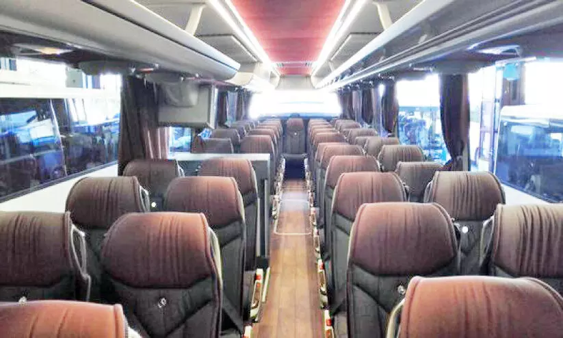 വിസ മാറൽ: ഒമാനിലേക്ക് സ്വകാര്യ ബസുകളിൽ വരുന്നവർക്ക് നിയന്ത്രണം വിസ മാറൽ: ഒമാനിലേക്ക് സ്വകാര്യ ബസുകളിൽ വരുന്നവർക്ക് നിയന്ത്രണം