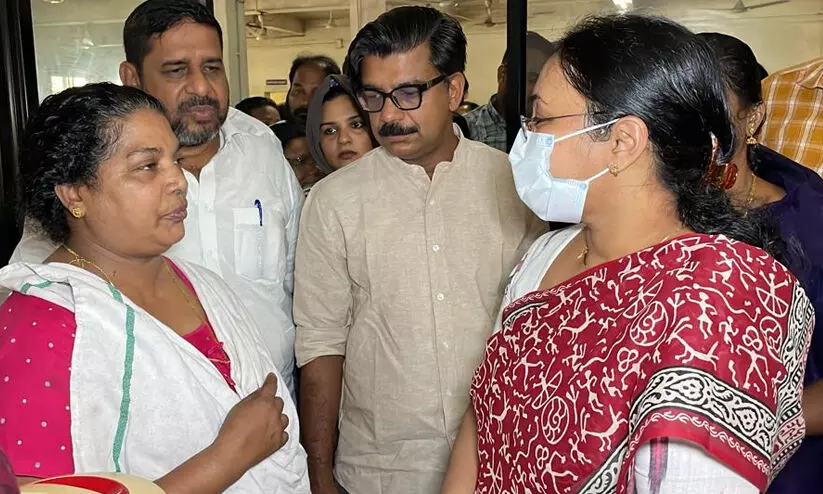 രോഗികളോടും കൂട്ടിരിപ്പുകാരോടും നേരിട്ട് വിവരങ്ങൾ അന്വേഷിച്ച് വീണ ജോർജ് രോഗികളോടും കൂട്ടിരിപ്പുകാരോടും നേരിട്ട് വിവരങ്ങൾ അന്വേഷിച്ച് വീണ ജോർജ്