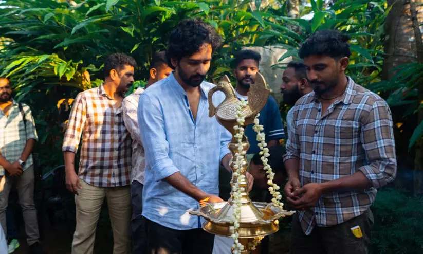 മലയോര മേഖലയിൽ ഷെയ്ൻ നിഗം പ്രണയ നായകനാകുന്ന ചിത്രത്തിന് തുടക്കമായി മലയോര മേഖലയിൽ ഷെയ്ൻ നിഗം പ്രണയ നായകനാകുന്ന ചിത്രത്തിന് തുടക്കമായി