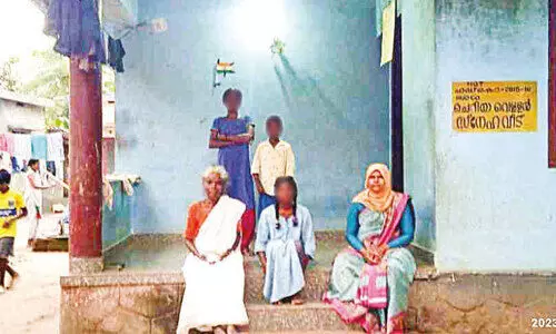 പൊ​തു​പ്ര​വ​ർ​ത്ത​ക​രു​ടെ ഇ​ട​പെ​ട​ൽ തു​ണ​യാ​യി; വെ​ള്ള​ന്റെ വീ​ട്ടി​ൽ വൈ​ദ്യു​തി ക​ണ​ക്ഷ​ൻ പു​നഃ​സ്ഥാ​പി​ച്ചു