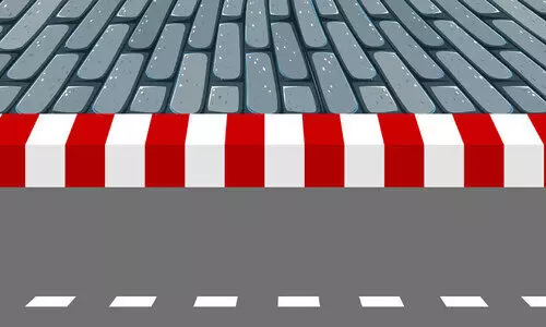 കാ​ൽ​ന​ട​ക്കാ​രെ വ​ല​ക്കു​ന്ന ന​ഗ​ര​പാ​ത​ക​ൾ