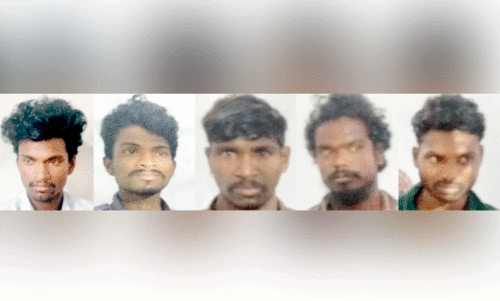 സ്വകാര്യ ബസിൽ ആക്രമണം  ര​ണ്ടു​പേ​ർ​ക്ക് വെ​ട്ടേ​റ്റു;  അ​ഞ്ചു പേ​ർ അ​റ​സ്റ്റി​ൽ