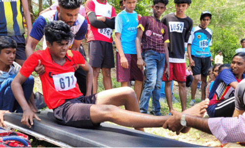 കാൽപാദം പൊട്ടി കായികതാരം നിലത്തുകിടന്നത് രണ്ടു മണിക്കൂർ