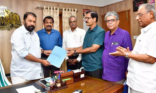 ഖാദർ കമ്മിറ്റി റിപ്പോർട്ട് നടപ്പാക്കൽ: സർക്കാർ നിയോഗിച്ച കോർകമ്മിറ്റി റിപ്പോർട്ടും കരട് സ്പെഷൽ റൂളും മന്ത്രിക്ക് സമർപ്പിച്ചു