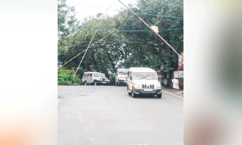 ബെല്ലും ബ്രേക്കുമില്ലാതെ അതിർത്തി കടന്ന് വാഹനങ്ങൾ പായുന്നു ബെല്ലും ബ്രേക്കുമില്ലാതെ അതിർത്തി കടന്ന് വാഹനങ്ങൾ പായുന്നു