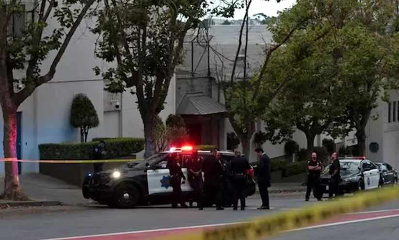 യു.എസിലെ ചൈനീസ്കോൺസുലേറ്റിലേക്ക് കാർ ഇടിച്ചുകയറ്റി; ആക്രമിയെ വെടിവെച്ചുകൊന്നു യു.എസിലെ ചൈനീസ്കോൺസുലേറ്റിലേക്ക് കാർ ഇടിച്ചുകയറ്റി; ആക്രമിയെ വെടിവെച്ചുകൊന്നു