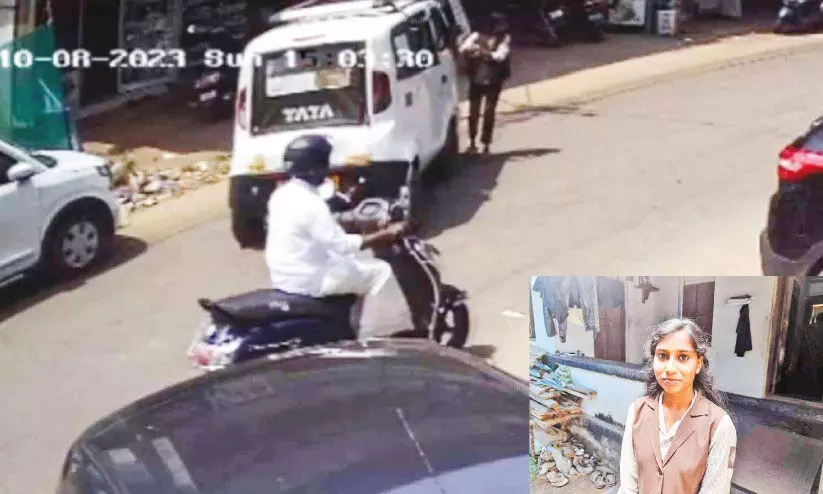 നി​ർ​ത്തി​യി​ട്ട ഓ​ട്ടോ ഉ​രു​ണ്ടി​റ​ങ്ങി;   യാ​ത്ര​ക്കാ​ർ​ക്ക് ര​ക്ഷ​ക​യാ​യി അ​ന​ഘ