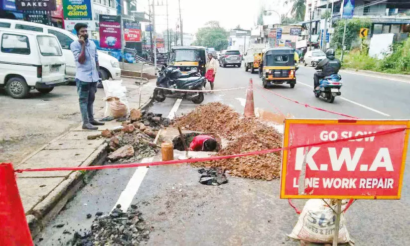പൈപ്പ് പൊട്ടി വെള്ളം പാഴാകൽ; ഒടുവിൽ അറ്റകുറ്റപ്പണിക്ക് ജല അതോറിറ്റി രംഗത്ത് പൈപ്പ് പൊട്ടി വെള്ളം പാഴാകൽ; ഒടുവിൽ അറ്റകുറ്റപ്പണിക്ക് ജല അതോറിറ്റി രംഗത്ത്