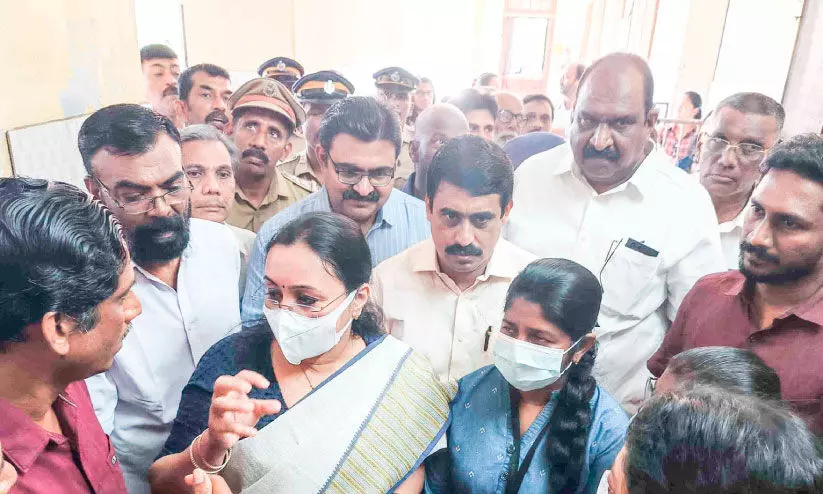 കരുവേലിപ്പടി മഹാരാജാസ് ആശുപത്രി സന്ദർശിച്ചു; മന്ത്രിക്ക് മുന്നിൽ പരാതിപ്രളയം കരുവേലിപ്പടി മഹാരാജാസ് ആശുപത്രി സന്ദർശിച്ചു; മന്ത്രിക്ക് മുന്നിൽ പരാതിപ്രളയം