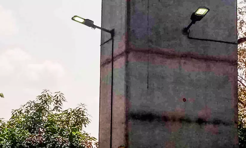 ഓഫ്​ ഉച്ചക്ക്​, ഓൺ രാത്രി; ആലുവയിലെ മെട്രോ വഴിവിളക്കുകൾ ആർക്കുവേണ്ടി ?