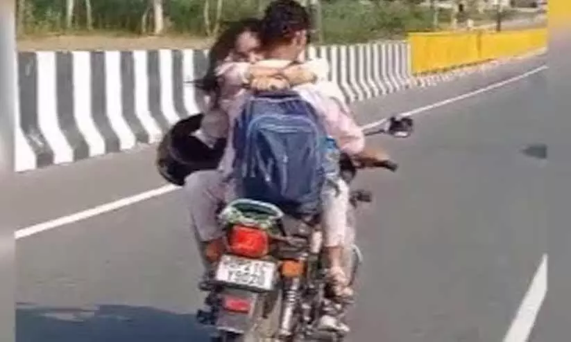 ബൈക്കിൽ തിരിഞ്ഞിരുന്ന് കെട്ടിപ്പിടിച്ച് ദമ്പതികളുടെ യാത്ര; 8000 രൂപ പിഴയിട്ട് പൊലീസ് ബൈക്കിൽ തിരിഞ്ഞിരുന്ന് കെട്ടിപ്പിടിച്ച് ദമ്പതികളുടെ യാത്ര; 8000 രൂപ പിഴയിട്ട് പൊലീസ്