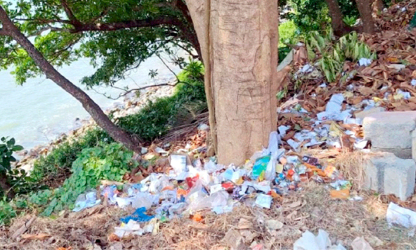 മാലിന്യം കടലിലേക്ക്; സ്കൂളിന് 27,000 രൂപ പിഴ മാലിന്യം കടലിലേക്ക്; സ്കൂളിന് 27,000 രൂപ പിഴ