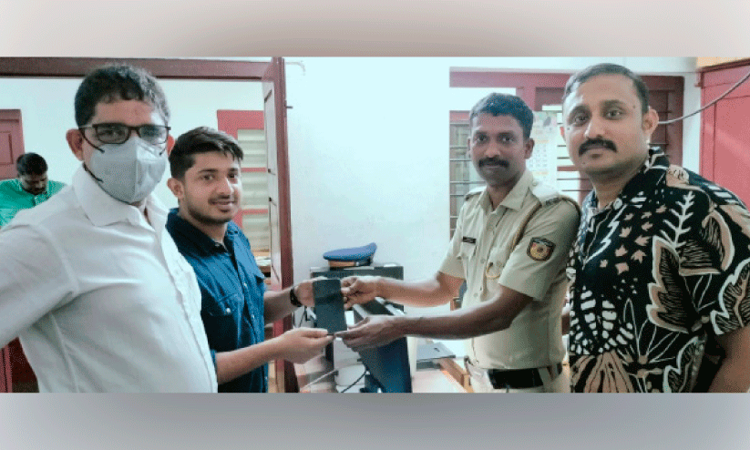 നഷ്ടപ്പെട്ട 100 മൊബൈൽ ഫോണുകൾ തിരിച്ചുപിടിച്ച് ഹോസ്ദുർഗ് പൊലീസ് നഷ്ടപ്പെട്ട 100 മൊബൈൽ ഫോണുകൾ തിരിച്ചുപിടിച്ച് ഹോസ്ദുർഗ് പൊലീസ്