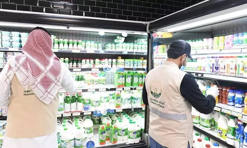 മുനിസിപ്പാലിറ്റി പരിശോധനക്കിടെ രക്ഷപ്പെടുന്ന ജീവനക്കാർക്ക് 10,000 റിയാൽ പിഴ മുനിസിപ്പാലിറ്റി പരിശോധനക്കിടെ രക്ഷപ്പെടുന്ന ജീവനക്കാർക്ക് 10,000 റിയാൽ പിഴ