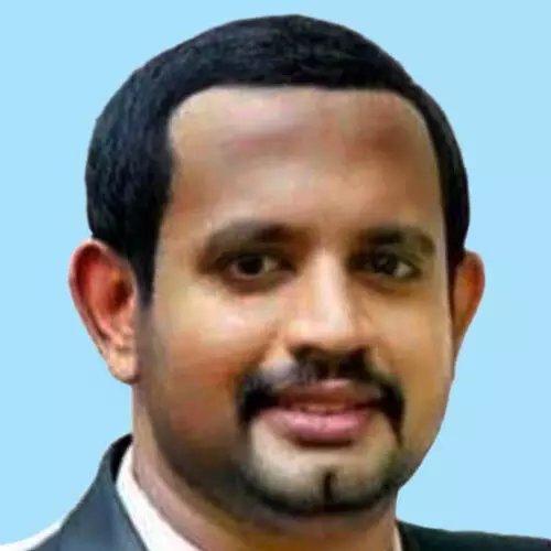 ക​രു​വ​ന്നൂ​ർ പാ​ല​ത്തി​ൽ​നി​ന്ന് പു​ഴ​യി​ൽ ചാ​ടി​യ യു​വാ​വി​ന്റെ മൃ​ത​ദേ​ഹം ക​ണ്ടെ​ത്തി