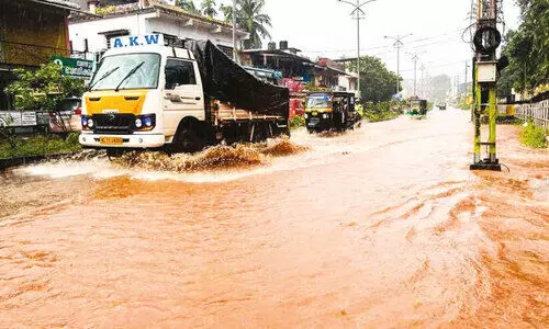 ക​ന​ത്ത മ​ഴ: വ​ണ്ടൂ​രി​ലെ റോ​ഡു​ക​ളി​ൽ വെ​ള്ളം മൂ​ടി