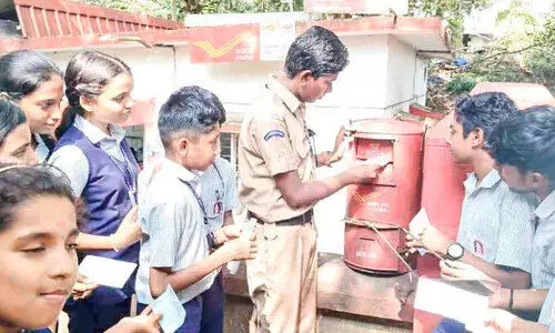 നി​റ​ഞ്ഞ സ്‌​നേ​ഹ​ത്തോ​ടെ അ​മ്മ​ക്ക്​; ദേ​ശീ​യ ത​പാ​ല്‍ ദി​ന​ത്തി​ല്‍ അ​മ്മ​ക്ക്​ ക​ത്തെ​ഴു​തി ഉ​ദ​യം​പേ​രൂ​ര്‍ സ്‌​കൂ​ളി​ലെ വി​ദ്യാ​ര്‍ഥി​ക​ള്‍