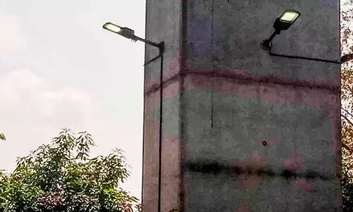 ഓഫ്​ ഉച്ചക്ക്​, ഓൺ രാത്രി; ആലുവയിലെ മെട്രോ വഴിവിളക്കുകൾ ആർക്കുവേണ്ടി ?