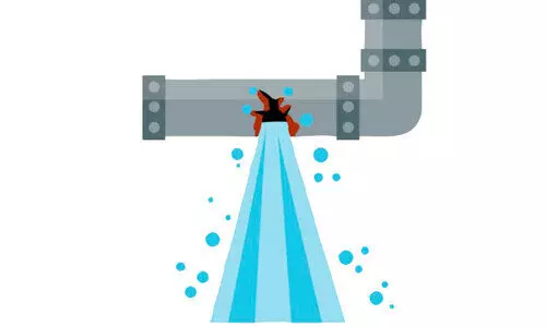 പൈപ്പ് പൊട്ടി നീർച്ചാൽ; ജല അതോറിറ്റിക്ക് കുലുക്കമില്ല പൈപ്പ് പൊട്ടി നീർച്ചാൽ; ജല അതോറിറ്റിക്ക് കുലുക്കമില്ല