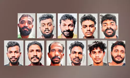 റോഡിൽ ഏറ്റുമുട്ടൽ, ജീപ്പിനുനേരെ പെട്രോൾ ബോംബേറ്