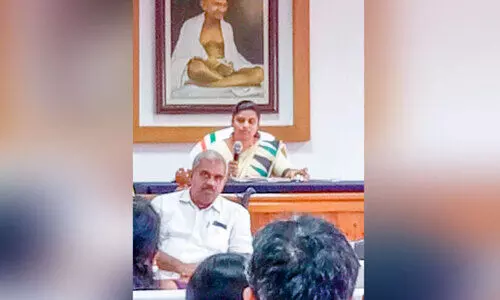 കിട്ടാനുള്ളത്​ 13 ലക്ഷം;   കുത്തിയിരുന്ന്​ വാങ്ങിച്ച്​ കൗൺസിലർ