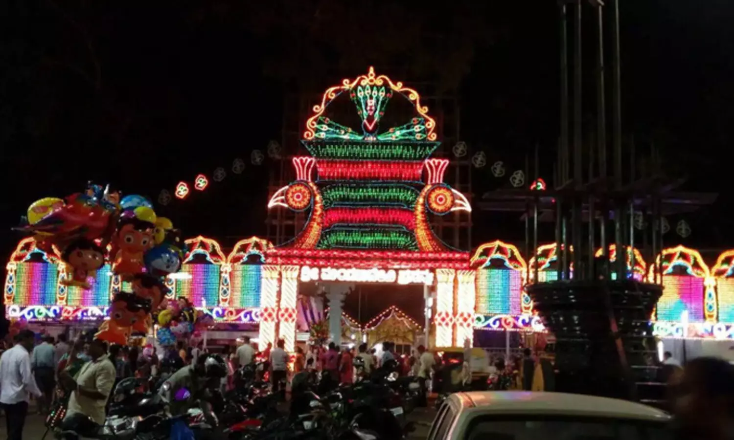 ക്ഷേത്രപരിസരത്ത് മുസ്ലീംകളുടെ കച്ചവടത്തിന് അനുമതി നിഷേധിക്കൽ; വ്യാപാരികൾ പരാതി നൽകി