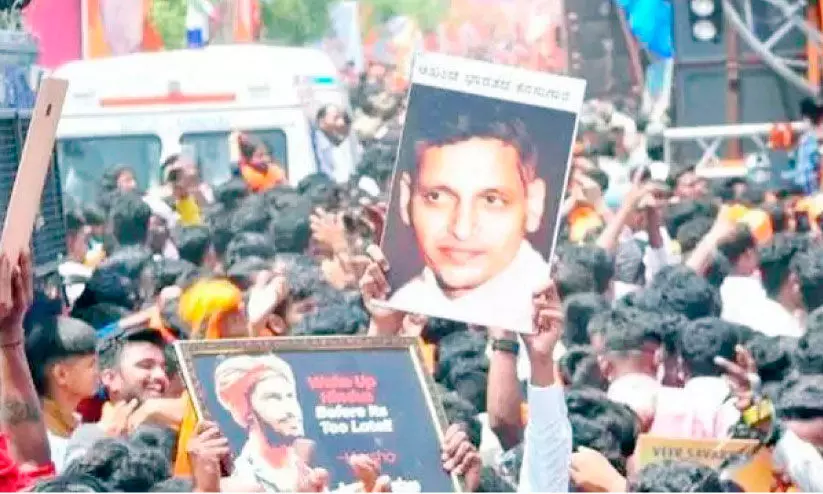 മഹാഗണപതി ശോഭായാത്രയിൽ ഗോദ്സെ, സവർക്കർ പോസ്റ്ററുകൾ ഉയർത്തി നൃത്തം