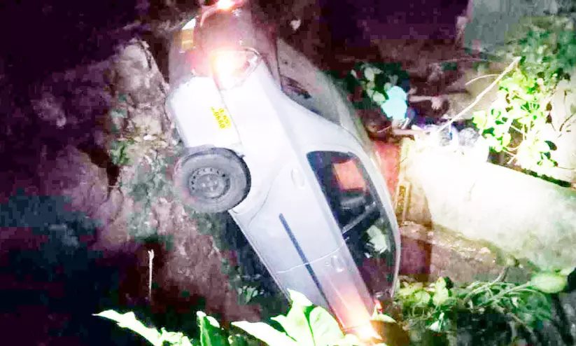 കലക്ടറേറ്റ് ലിങ്ക് റോഡിലെ വളവിൽ വീണ്ടും അപകടം; 30 അടി താഴ്ചയിലേക്ക് കാര് മറിഞ്ഞു കലക്ടറേറ്റ് ലിങ്ക് റോഡിലെ വളവിൽ വീണ്ടും അപകടം; 30 അടി താഴ്ചയിലേക്ക് കാര് മറിഞ്ഞു