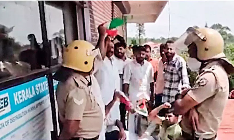 യൂത്ത് കോൺഗ്രസ് മാർച്ചിൽ സംഘർഷം; പൊലീസ് ലാത്തിവീശി യൂത്ത് കോൺഗ്രസ് മാർച്ചിൽ സംഘർഷം; പൊലീസ് ലാത്തിവീശി