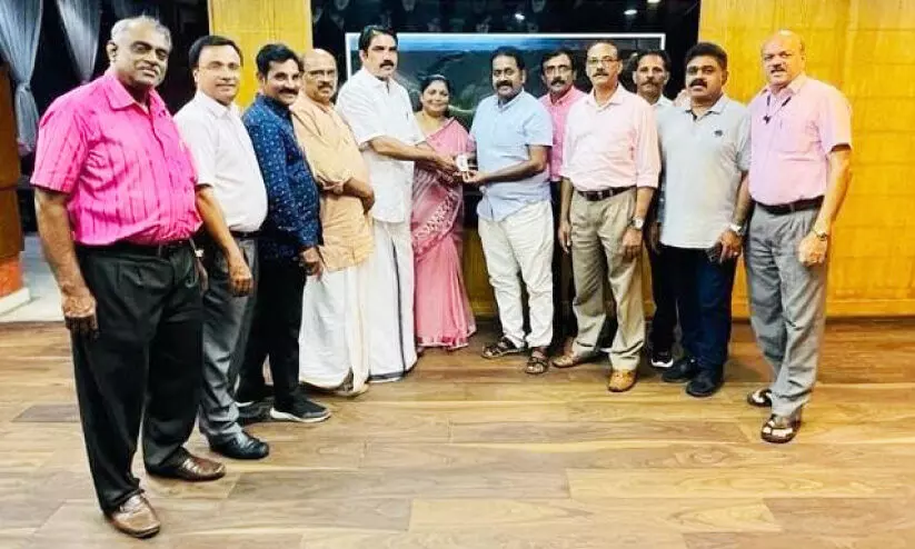 ഒ.ഐ.സി.സി അംഗത്വ കാർഡുകൾ കൈമാറി ഒ.ഐ.സി.സി അംഗത്വ കാർഡുകൾ കൈമാറി