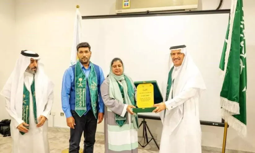 സൗ​ദി തൊ​ഴി​ൽ​വ​കു​പ്പി​​ന്റെ പു​ര​സ്കാ​രം നേ​ടി​യ മ​ഞ്ജു​വി​നെ​യും മ​ണി​ക്കു​ട്ട​നെ​യും ന​വ​യു​ഗം അ​ഭി​ന​ന്ദി​ച്ചു