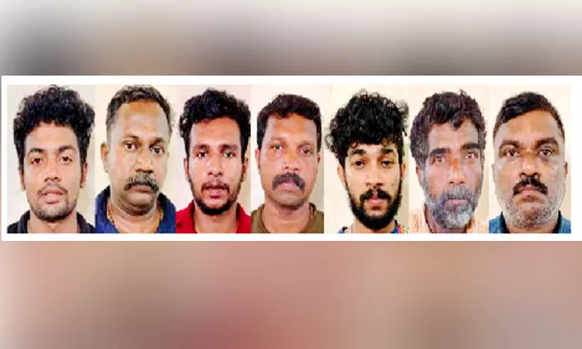തേക്ക് മോഷണം: ഏഴു പേര് അറസ്റ്റില് തേക്ക് മോഷണം: ഏഴു പേര് അറസ്റ്റില്