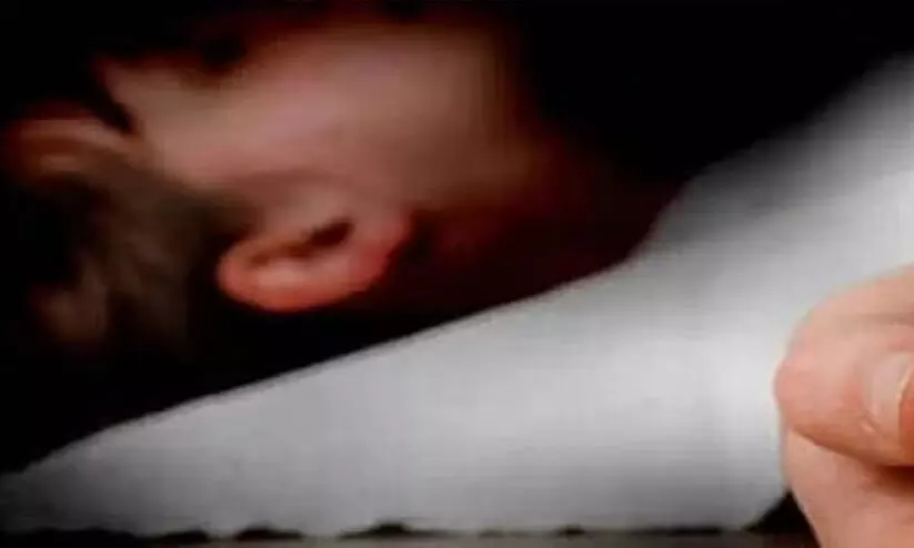 ഉറക്കമുണർന്ന് മാതാപിതാക്കളെ തിരഞ്ഞ കുഞ്ഞ് നാലാം നിലയിൽനിന്ന് വീണ് മരിച്ചു ഉറക്കമുണർന്ന് മാതാപിതാക്കളെ തിരഞ്ഞ കുഞ്ഞ് നാലാം നിലയിൽനിന്ന് വീണ് മരിച്ചു