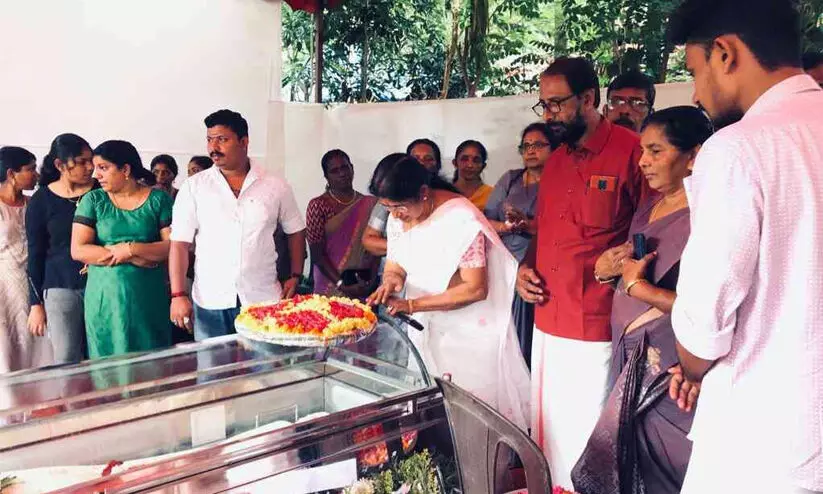 അക്ഷരമുത്തശ്ശിക്ക് കേരളത്തിന്റെ അന്ത്യാഞ്ജലി അക്ഷരമുത്തശ്ശിക്ക് കേരളത്തിന്റെ അന്ത്യാഞ്ജലി