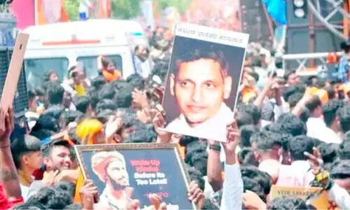 മഹാഗണപതി ശോഭായാത്രയിൽ ഗോദ്സെ, സവർക്കർ പോസ്റ്ററുകൾ ഉയർത്തി നൃത്തം