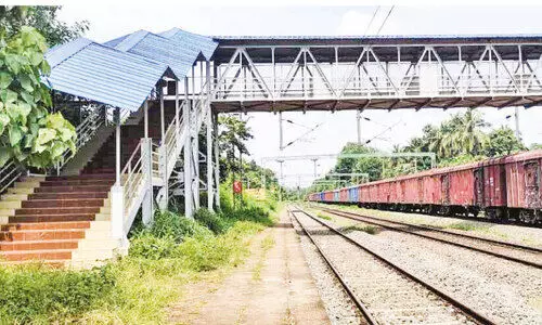 കാ​ര​ക്കാ​ട്ടു​കാ​രോ​ട് റെ​യി​ൽ​വേ ക​ണ്ടോ, കേ​റ​ണ്ട...