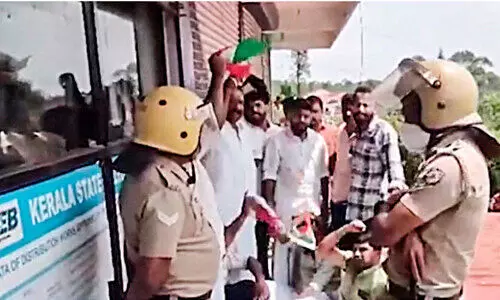 യൂത്ത്​ കോൺഗ്രസ്​ മാർച്ചിൽ സംഘർഷം; പൊലീസ്​ ലാത്തിവീശി