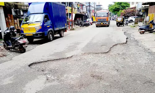 തലശ്ശേരി ജൂബിലി റോഡിൽ വാരിക്കുഴികൾ