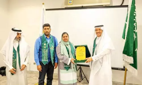 സൗ​ദി തൊ​ഴി​ൽ​വ​കു​പ്പി​​ന്റെ പു​ര​സ്കാ​രം നേ​ടി​യ മ​ഞ്ജു​വി​നെ​യും മ​ണി​ക്കു​ട്ട​നെ​യും ന​വ​യു​ഗം അ​ഭി​ന​ന്ദി​ച്ചു