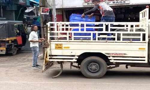 നിയമവിരുദ്ധമെന്നറിഞ്ഞിട്ടും എം.ജി റോഡിൽ മത്സ്യ കയറ്റിറക്ക്​ തുടരുന്നു