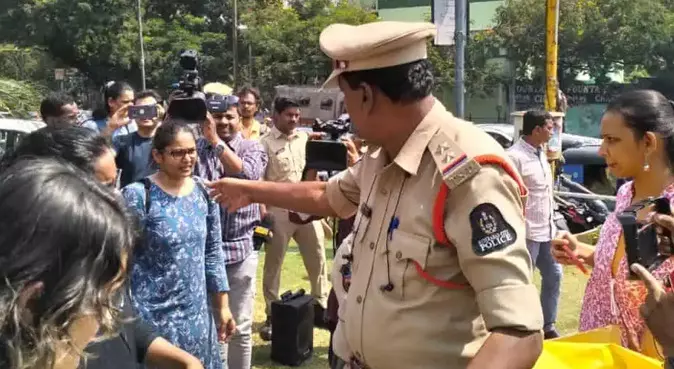 ഹൈദരാബാദിൽ ഇസ്രയേലിനെതിരെ പ്രതിഷേധം സംഘടിപ്പിച്ച വിദ്യാർഥികളെ കസ്റ്റഡിയിലെടുത്തു ഹൈദരാബാദിൽ ഇസ്രയേലിനെതിരെ പ്രതിഷേധം സംഘടിപ്പിച്ച വിദ്യാർഥികളെ കസ്റ്റഡിയിലെടുത്തു