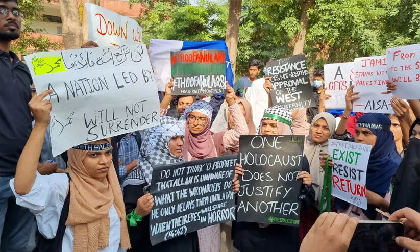 ഫലസ്തീന് പിന്തുണയുമായി ജാമിഅ മില്ലിയ വിദ്യാർഥികൾ; പോസ്റ്ററുകൾ വലിച്ച് കീറി അധികൃതർ ഫലസ്തീന് പിന്തുണയുമായി ജാമിഅ മില്ലിയ വിദ്യാർഥികൾ; പോസ്റ്ററുകൾ വലിച്ച് കീറി അധികൃതർ